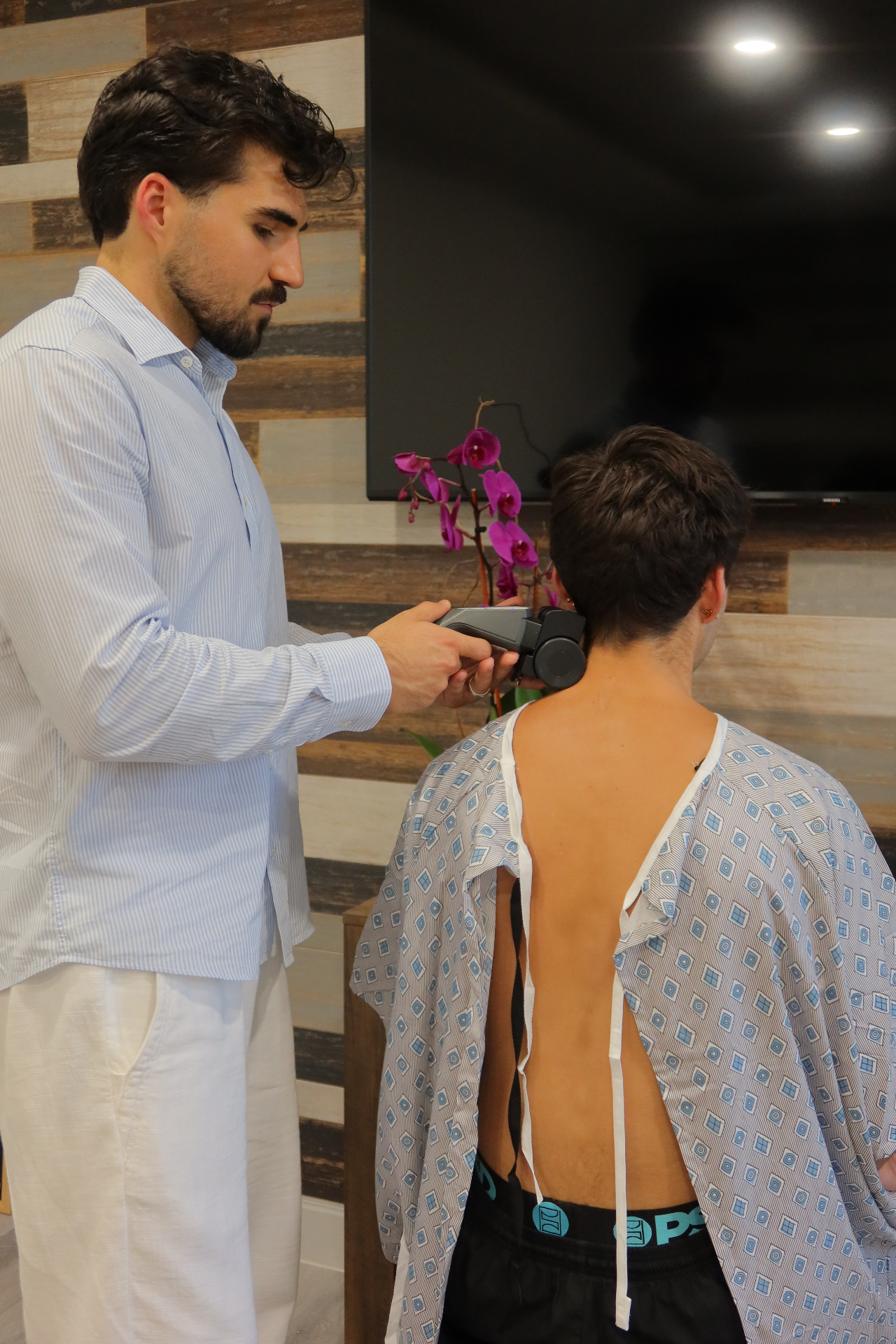 CLA Insight Neurothermal scan being performed along the spine at Refine Chiropractic
